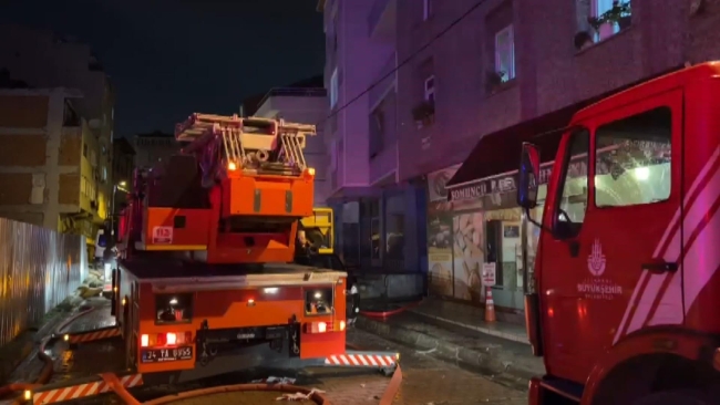 İstanbul'da 5 katlı binanın çatısı alev alev yandı