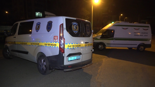 Otomobil, park halindeki TIR'a ok gibi saplandı