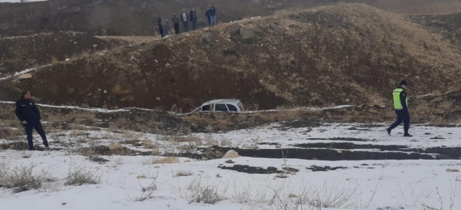 Şarampole uçan aracında donarak can verdi