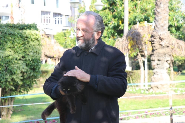 Utandıran olay: Kendi halindeki kediye tekme attı