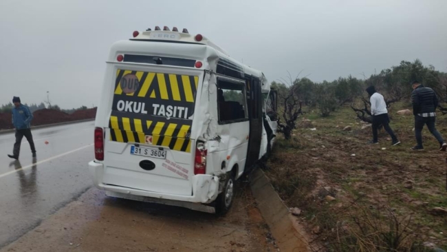 Öğrenci servisi ile TIR çarpıştı: 6 yaralı