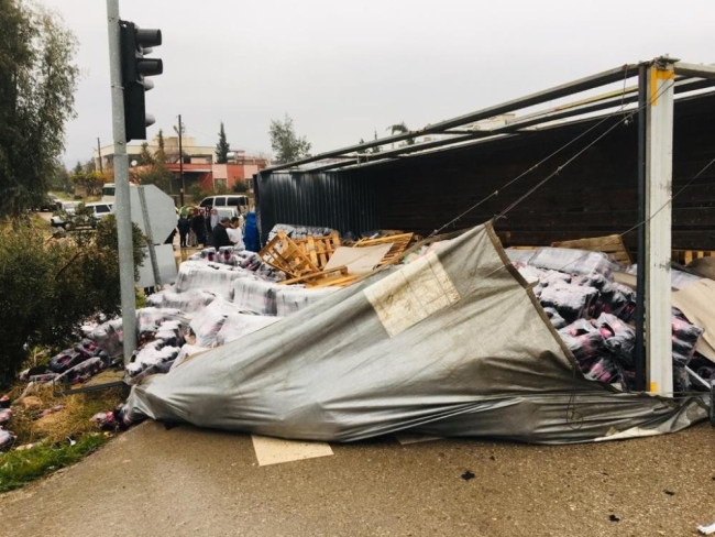Öğrenci servisi ile TIR çarpıştı: 6 yaralı