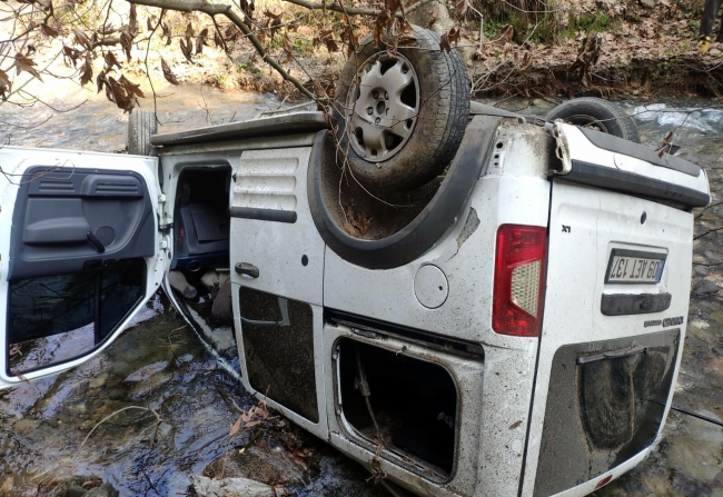 Dereye yuvarlanan araçta can verdiler
