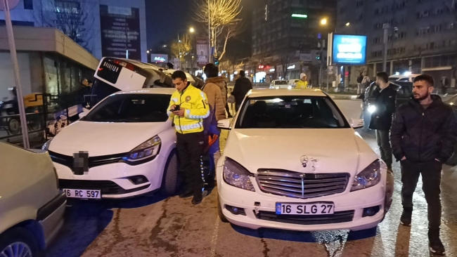 Bursa'da kaza yapan araç yan yattı