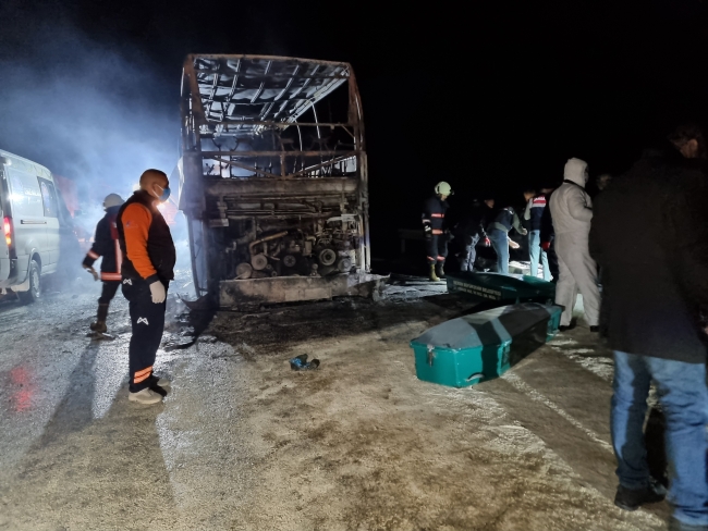 Otobüs TIR'a çarptı: 3 ölü, 20 yaralı