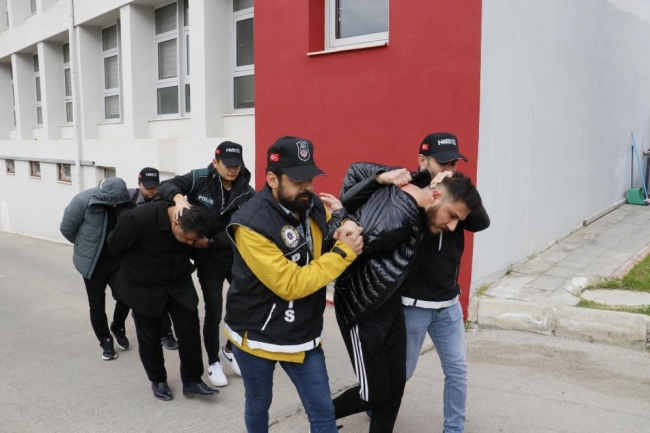 Kilolarca esrarı taşırken yakalandılar