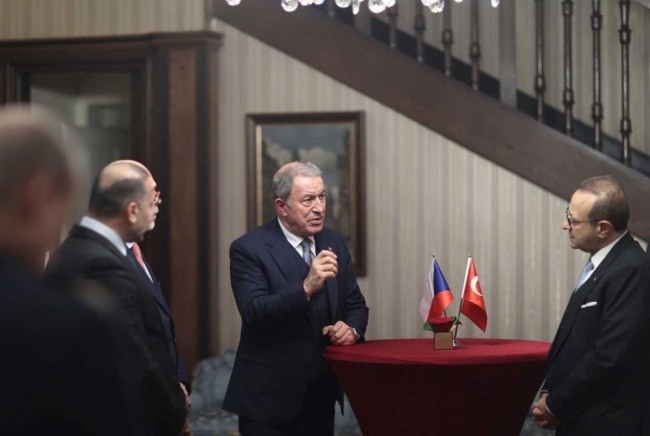 Bakan Akar, Çekya'ya geldi