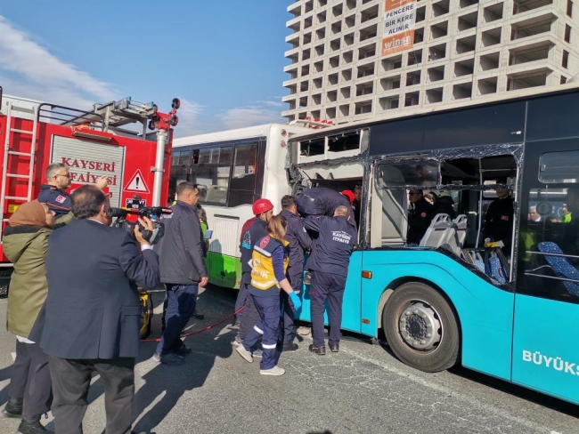 Halk otobüsleri çarpıştı: Çok sayıda yaralı var