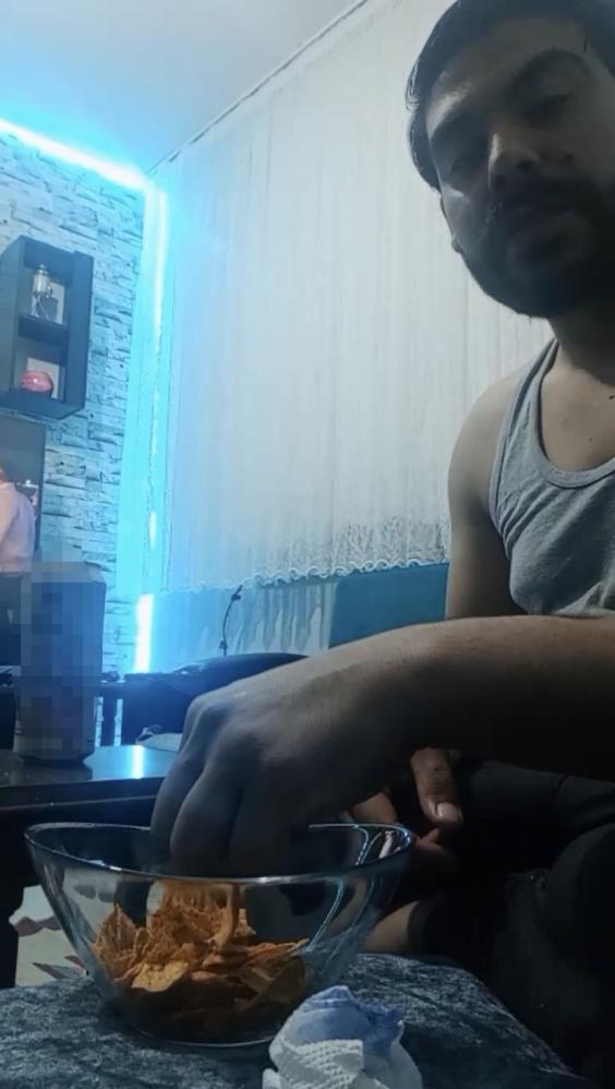 Eşini kalbinden bıçakladı: Katil koca canlı yayın yapmış