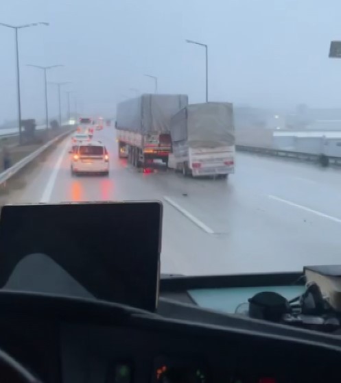 Seyir halindeki TIR'a arkadan çarptı