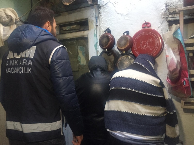 Gecekonduyu restorana çevirip sahte içki servis ettiler