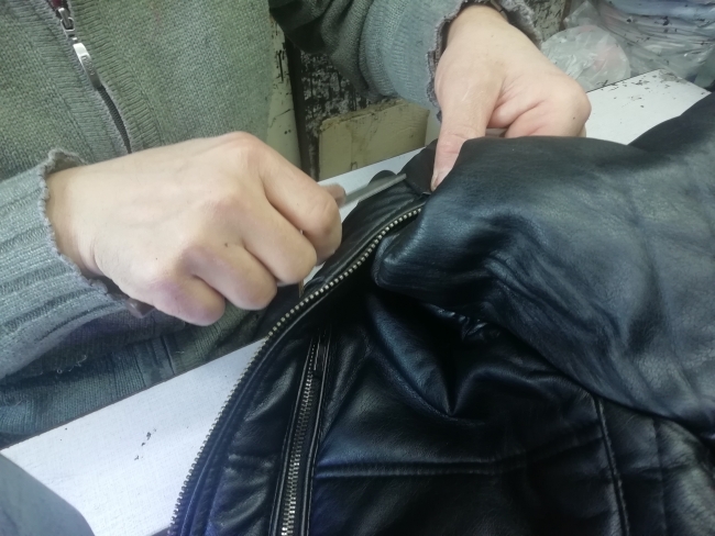 Yeni mont alamayan vatandaş eski olanı tamir ettiriyor