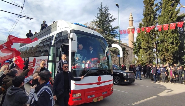 Bursa'da binlerce kişi Cumhurbaşkanı Erdoğan'ı karanfillerle karşıladı