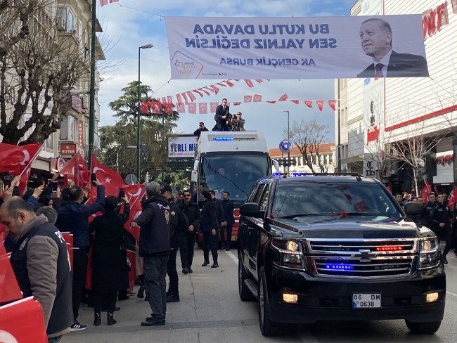 Bursa'da binlerce kişi Cumhurbaşkanı Erdoğan'ı karanfillerle karşıladı