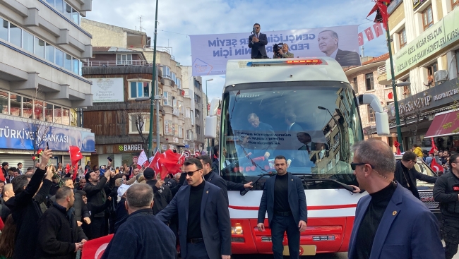 Bursa'da binlerce kişi Cumhurbaşkanı Erdoğan'ı karanfillerle karşıladı