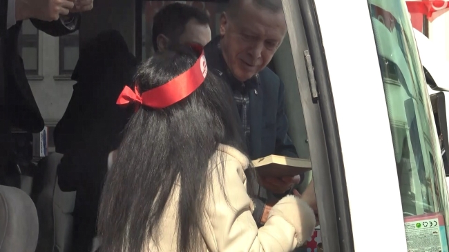 Cumhurbaşkanı Erdoğan'a kitap imzalatan genç kız gözyaşlarını tutamadı