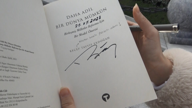 Cumhurbaşkanı Erdoğan'a kitap imzalatan genç kız gözyaşlarını tutamadı