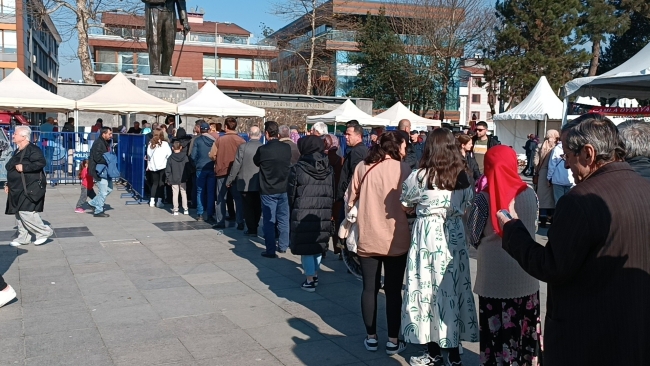 Hamsi Festivali'nde uzun kuyruklar oluştu
