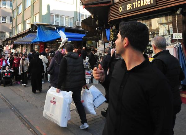 'Ponçik', sahibi ile çarşı, pazar, AVM geziyor