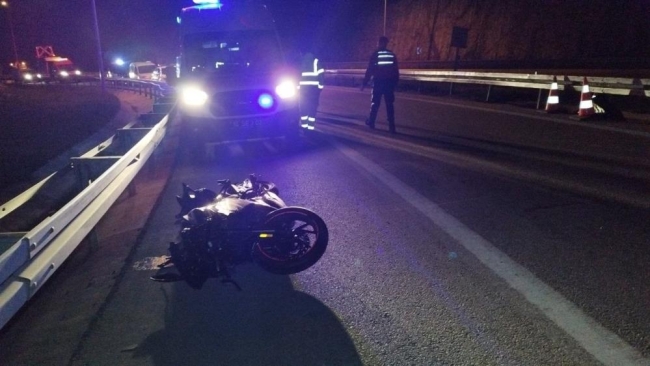 Motosiklet bariyerlere çarptı: 1 can kaybı