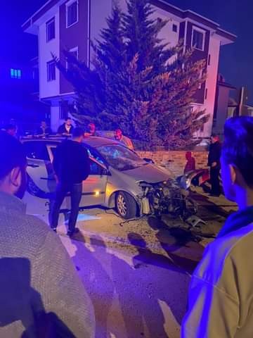 Duvara çarpan otomobil hurdaya döndü: 1'i ağır 2 yaralı