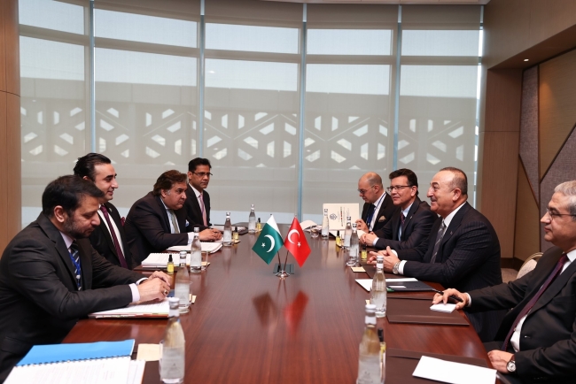 Bakan Çavuşoğlu Pakistanlı mevkidaşı Zerdari ile görüştü