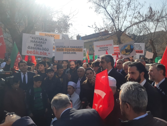 İsveç Büyükelçiliği önünde protesto