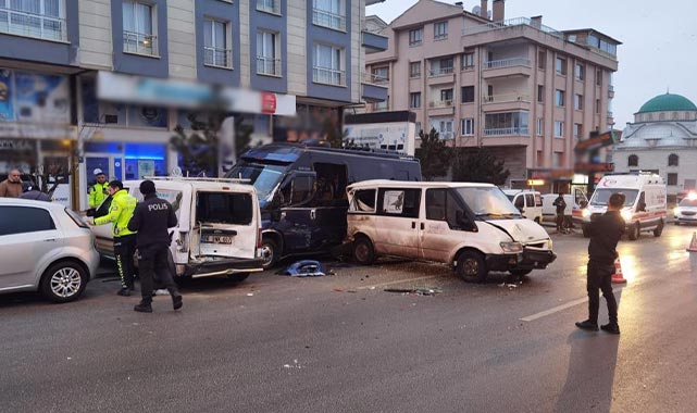 Kontrolden çıkan minibüs 4 aracı biçti