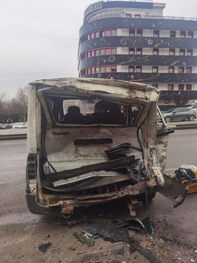 Kontrolden çıkan minibüs 4 aracı biçti