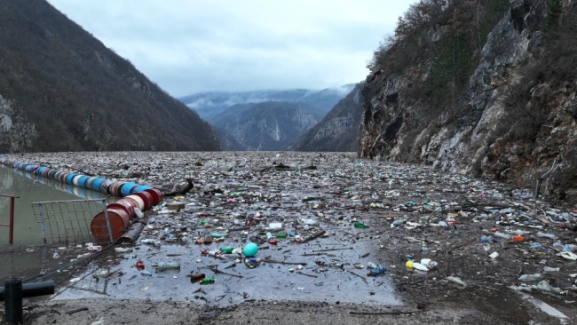 Drina Nehri'nin yüzeyi çöp ve plastik atıklarla doldu