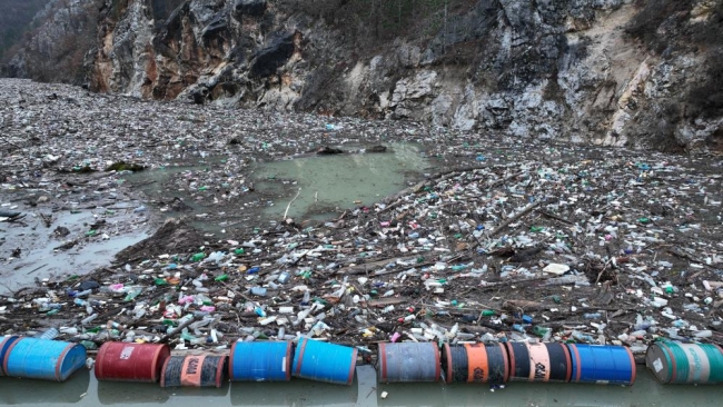 Drina Nehri'nin yüzeyi çöp ve plastik atıklarla doldu