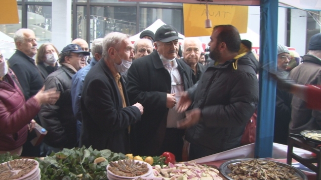 Bedava hamsi ve muhlama için birbirlerini ezdiler