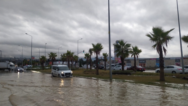 Kuşadası'nda sağanak yaşamı olumsuz etkiledi