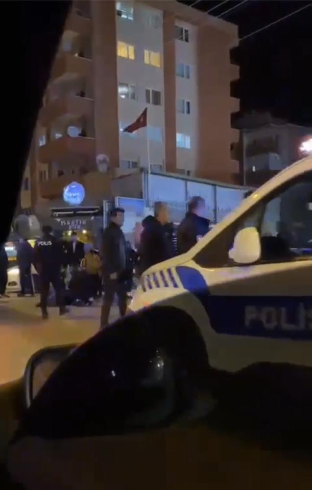 Bursa'da yol ortasında yürüyen alkollü kişileri darp ettiler