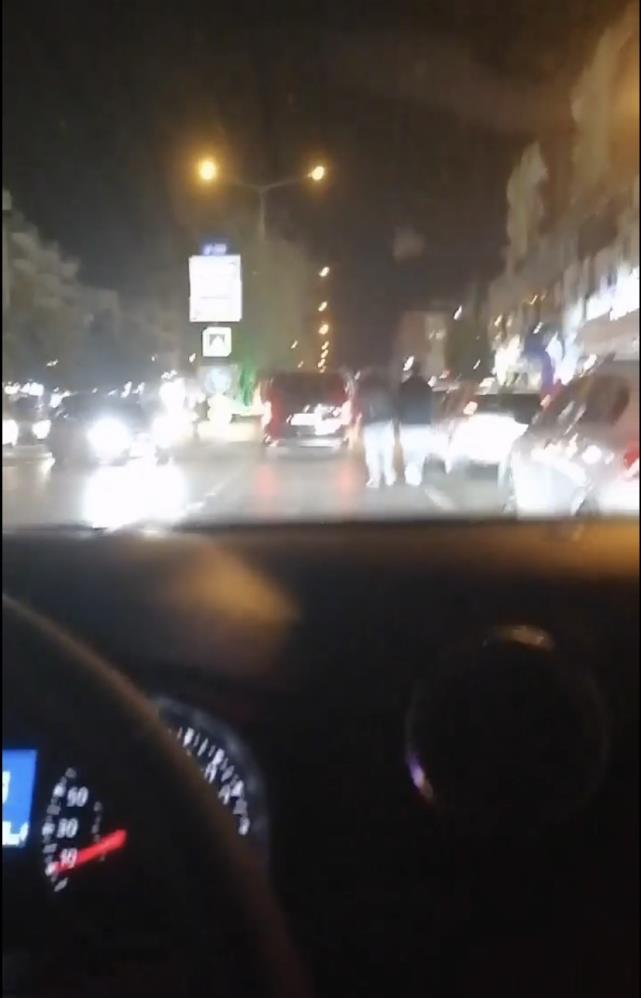 Bursa'da yol ortasında yürüyen alkollü kişileri darp ettiler