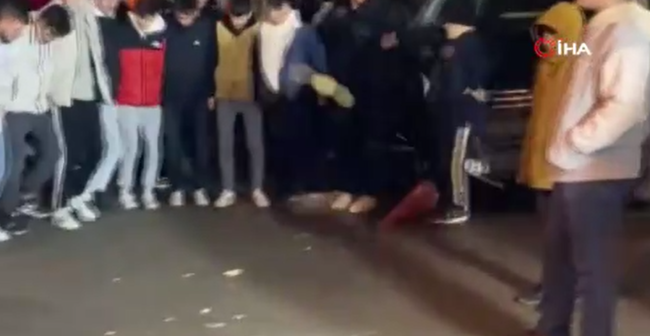 Halay çekenlerin arasına minibüsün daldı: Ölü ve yaralılar var