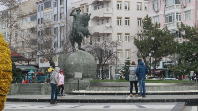 Kısa süreli kar yağışı: Görenler telefona sarıldı