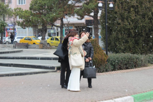 Kısa süreli kar yağışı: Görenler telefona sarıldı