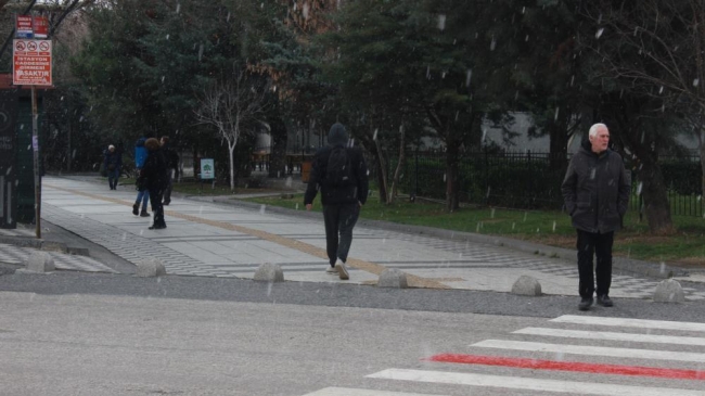 Kısa süreli kar yağışı: Görenler telefona sarıldı