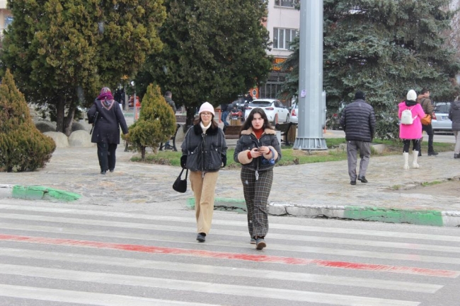 Kısa süreli kar yağışı: Görenler telefona sarıldı