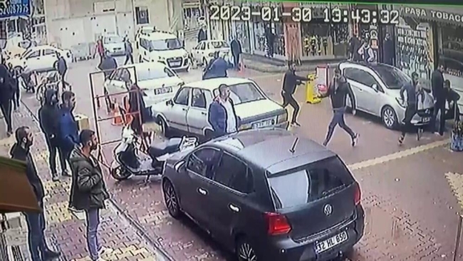 Cadde ortasında kavga ettiği kişilere kurşun yağdırdı