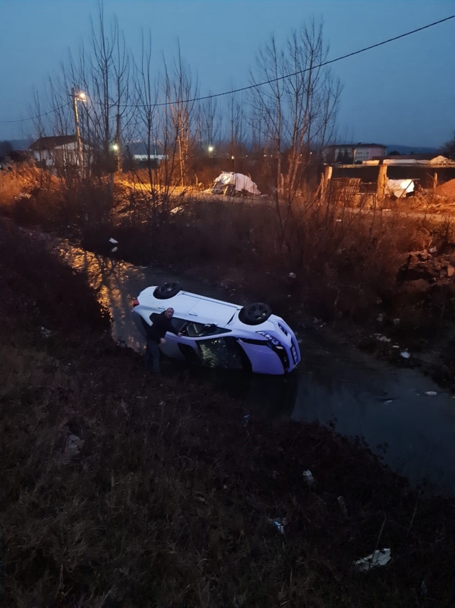 Bursa'da otomobil dere yatağına düştü!