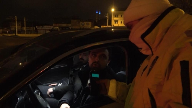 Bursa'da polisi görünce kazayı göze alıp, geri manevra yaparak kaçtı