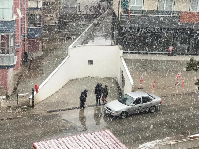 Türkiye beyaza büründü: Birçok bölgede kar yağışı etkili oluyor