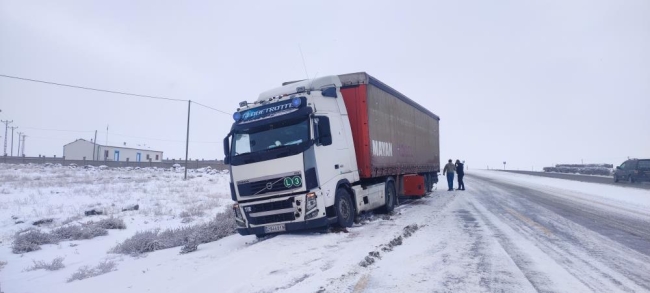 Türkiye beyaza büründü: Birçok bölgede kar yağışı etkili oluyor