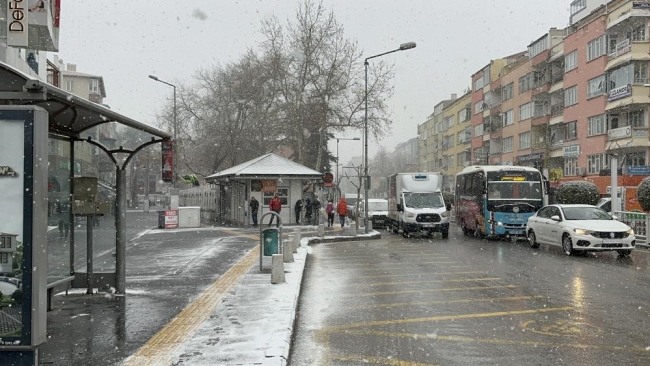 Türkiye beyaza büründü: Birçok bölgede kar yağışı etkili oluyor