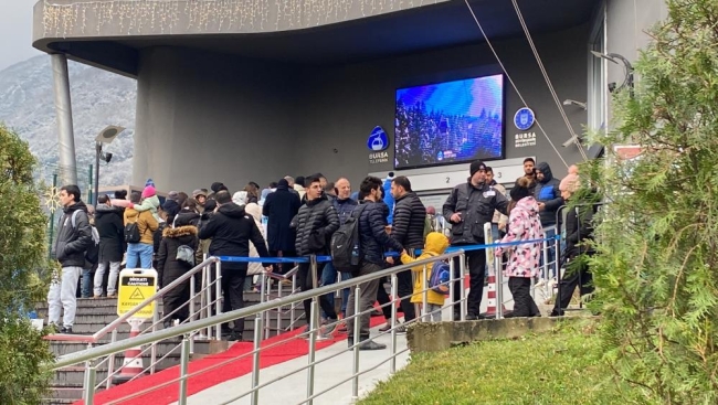 Uludağ, eksi 10 derece soğukluğa rağmen tatilcilerin akınına uğradı
