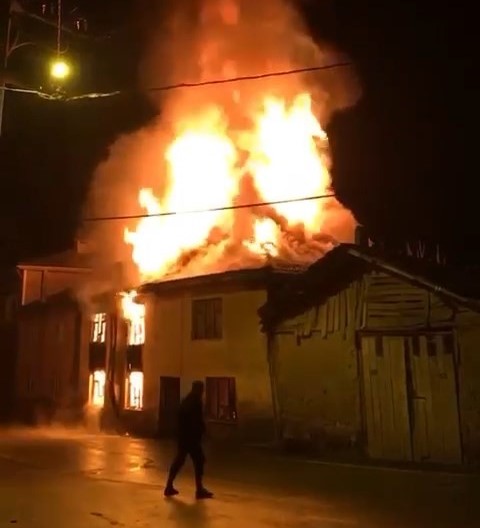 Bursa'da 2 katlı ev alev alev yandı