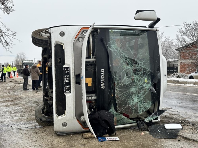 Cenaze taşıyan midibüs yan yattı: Çok sayıda yaralı
