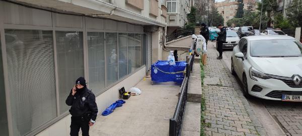 Yeni doğan bebeğini 4'üncü katın penceresinden attı!